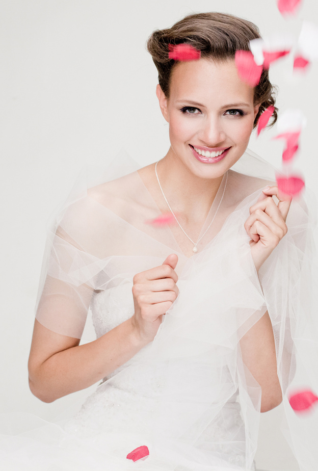 shutterstock_يجب أن تحتفل العروس مع عريسها بعيد الحب بطريقة لا تُنسى