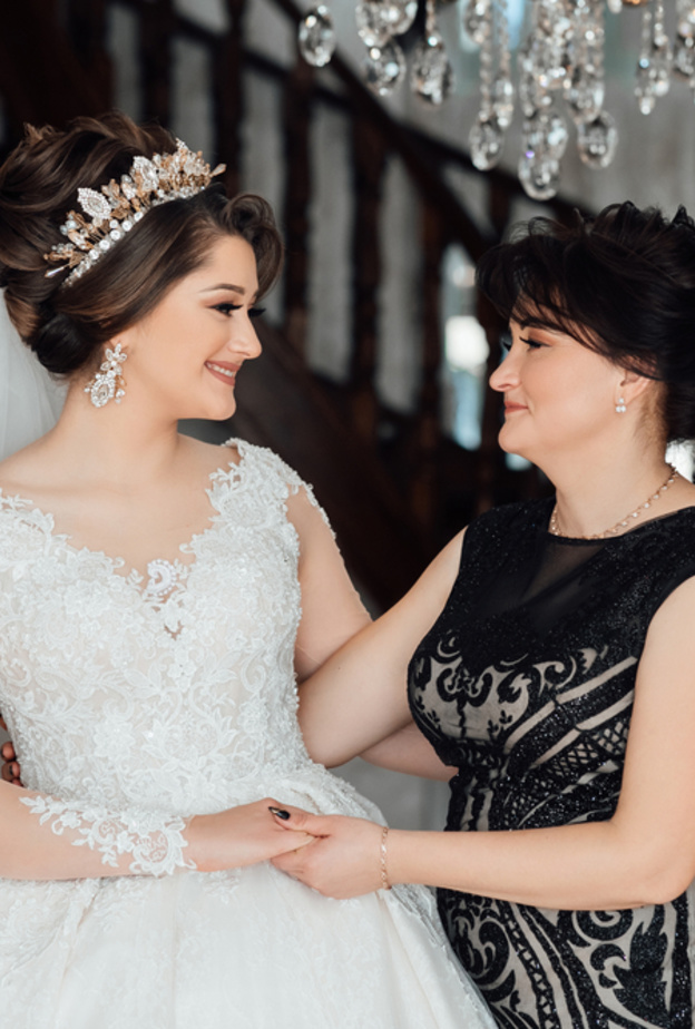 نصائح لوالدة العروس لاختيار الإطلالة الملائمة لحفل الزفاف