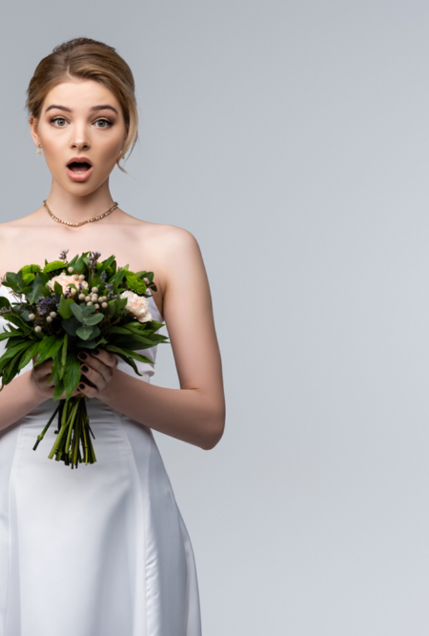 والدة وشقيقة العريس سرقتا فستان زفاف عروسه