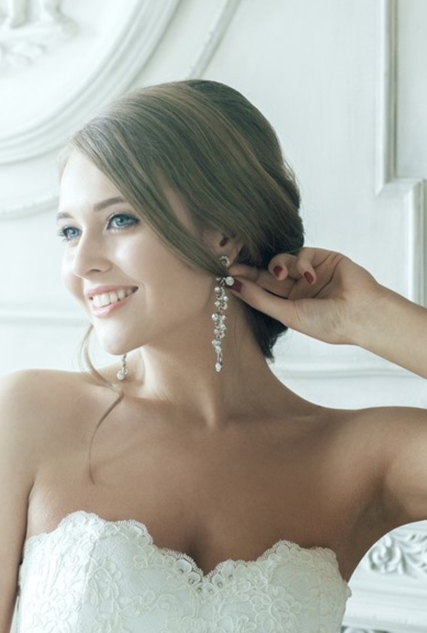 موديلات اقراط كبيرة مرصعة بالالماس للعروس