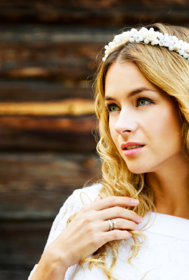 أفكار رائعة لاكسسوار شعر العروس المرصع باللؤلؤ