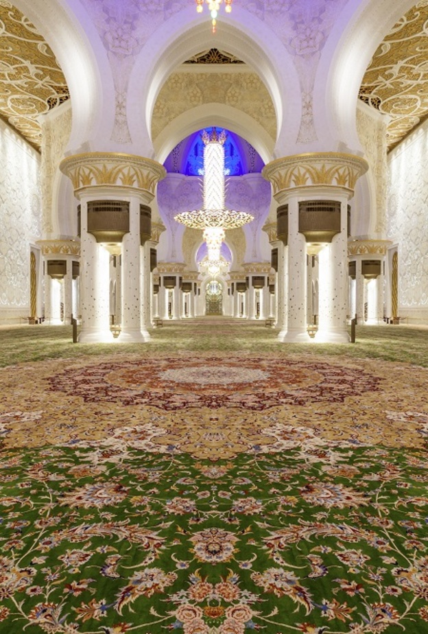 السجادة الأكبر في العالم في جامع الشيخ زايد الكبير بأبوظبي.. تحفة فنية فريدة