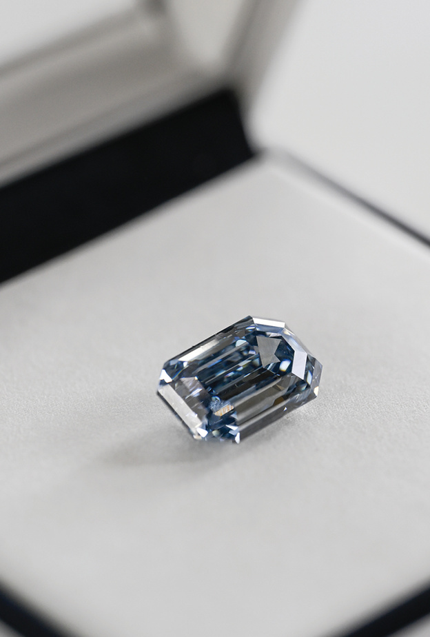 دار سوذبيز دبي تعرض أحد أعظم الكنوز الطبيعية في العالم  ماسة زرقاء نادرة عيار 15.10 قيراط