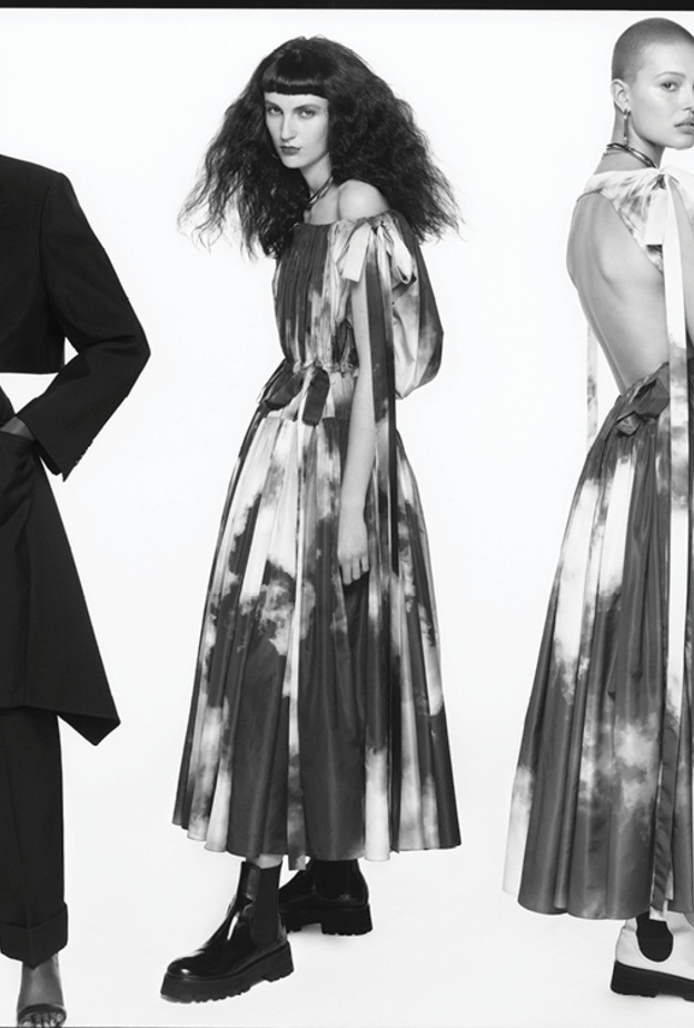 حملة Alexander McQueen للأزياء النسائية لموسم ربيع وصيف 2022
