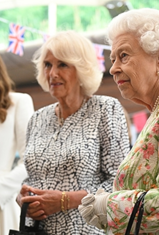 ملكة بريطانيا مع كاميلا وكيت