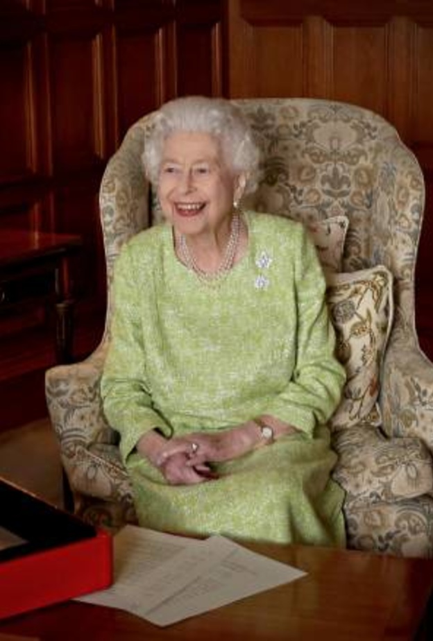 تعرف على الإشارة المؤثرة لوالدي الملكة التي تضمنتها صور الملكة بمناسبة اليوبيل البلاتيني