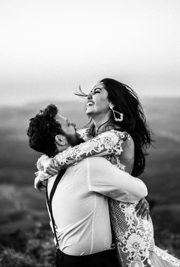 unsplash- بعض التصرفات تجعل خطيبك يثق بأنك العروس المثالية له 