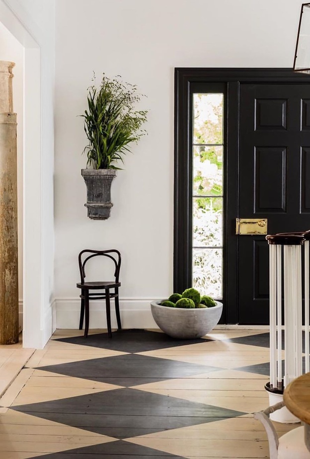 أرضيات خشبية لمدخل منزل عصري