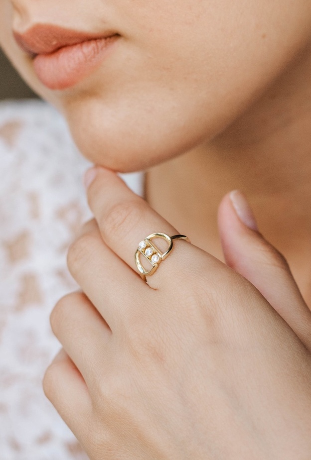 أروع تصاميم الخواتم ثلاثية الأحجار لمختلف المناسبات (1)