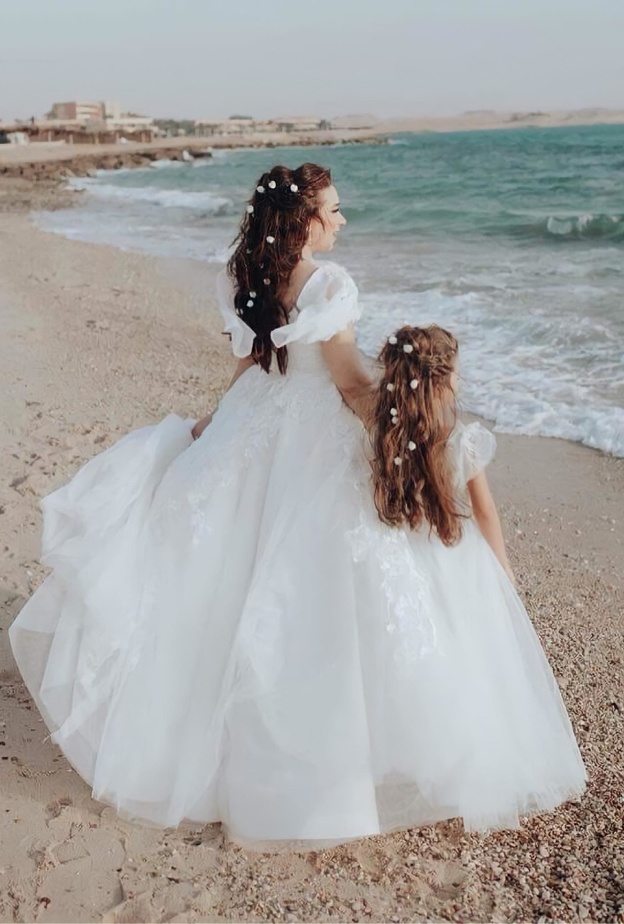 أسما شريف مع ابنتها في حفل زفافها