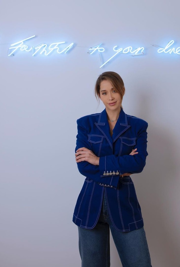 أطلت لانا الساحلي بلوك كاجول وأنيق نسّقت فيه السروال الجينز مع الجاكيت الدنيم