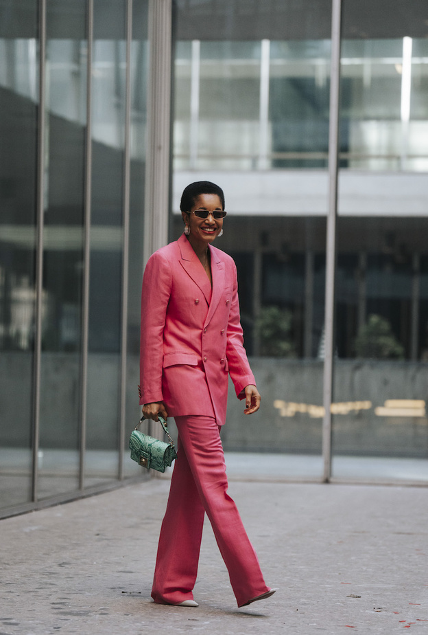 موديلات بدلات باللون الزهري لربيع 2022