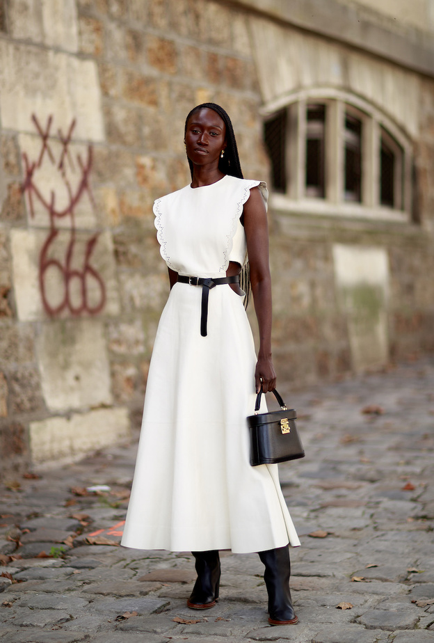 موديلات فساتين باللون الأبيض لاطلالات ربيع 2022