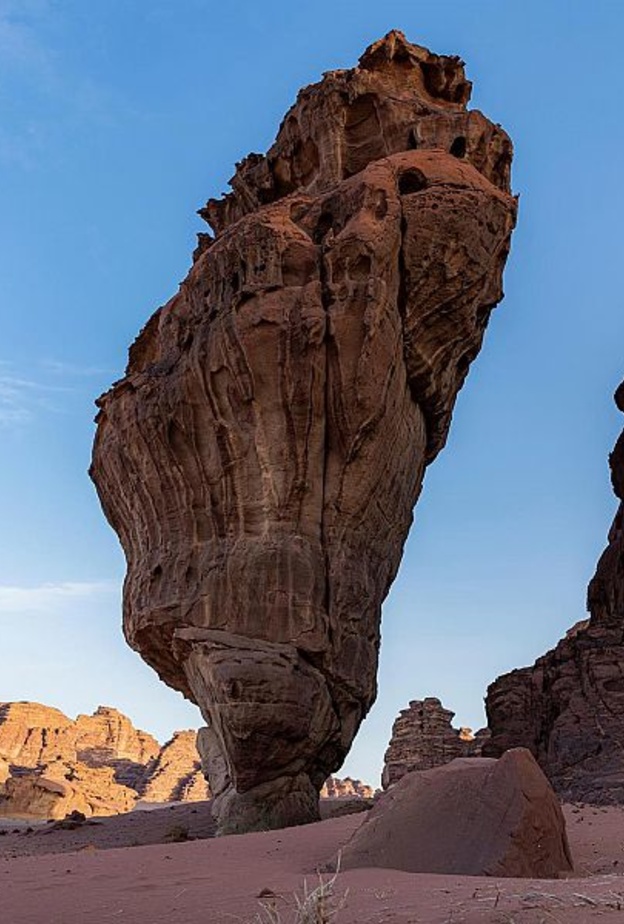 الكتل الصخرية في أم صهريج.. وجهة سياحية ساحرة في صحراء حسمي بتوك