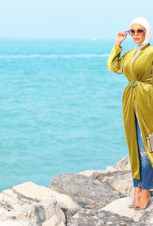 إختاري العباية بقماش المخمل الأنيق ونسّقي تحتها البنطلون الدنيم الضيّق