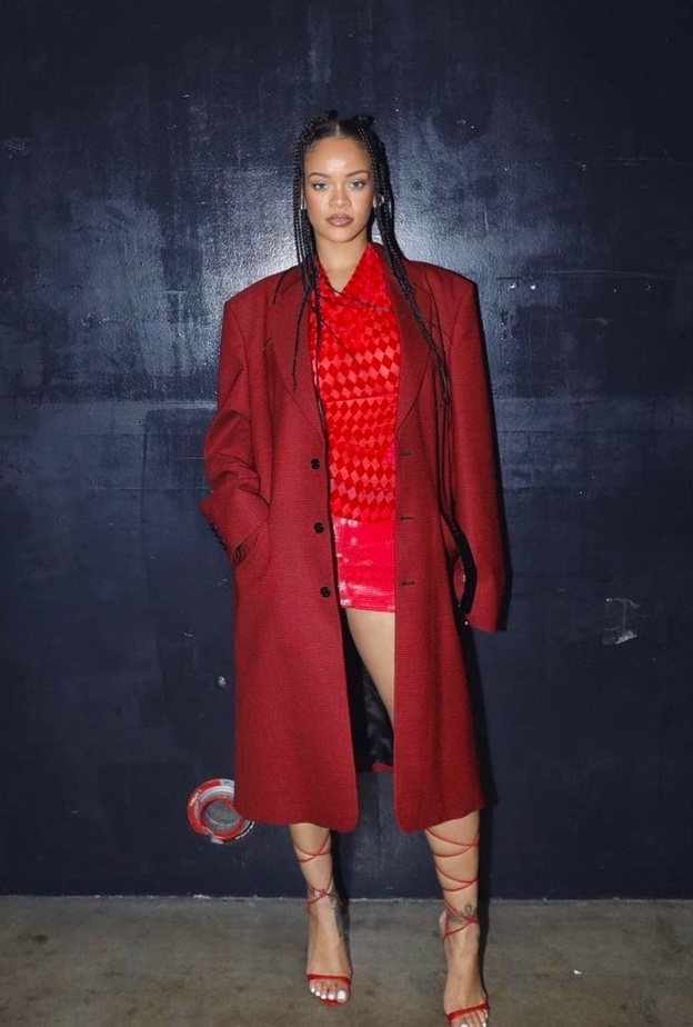 إطلالة ريهانا الساحرة والعصرية باللون الأحمر في حفل ComplexCon كانت من توقيع المصمم ماكسيميليان ديفيس