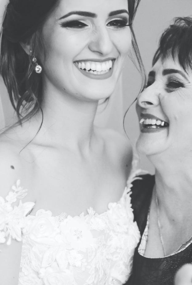 احرصي ان تلتقطي اول صورة لك بفستان الزفاف مع والدتك