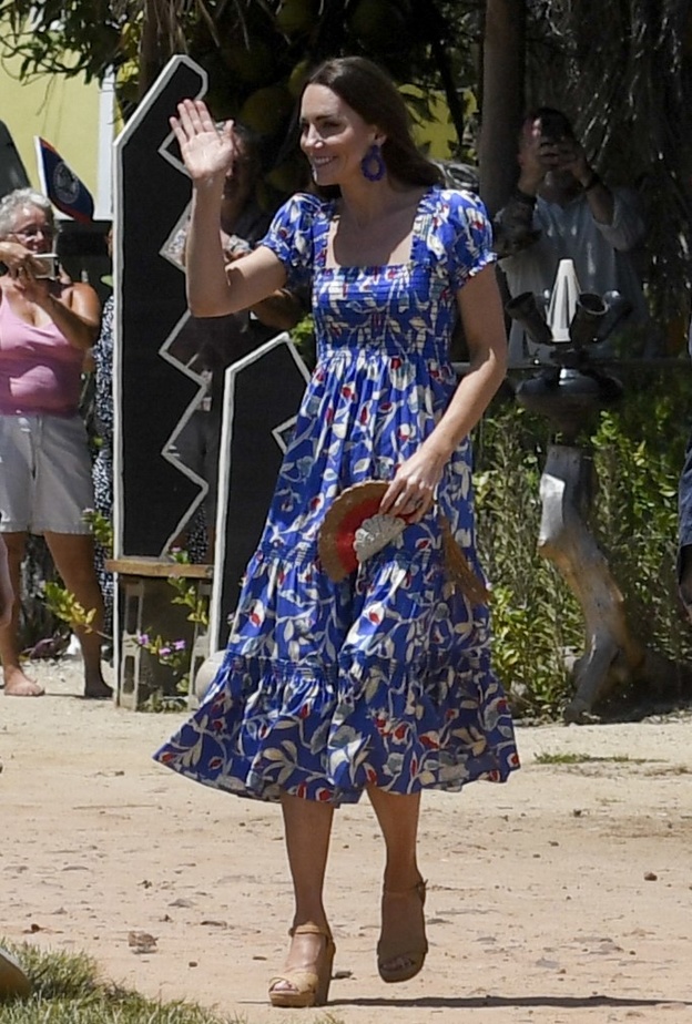 ارتدت دوقة كامبردج فستانًا أزرق ميدي مزينًا بالزهور من مجموعة Tory Burch