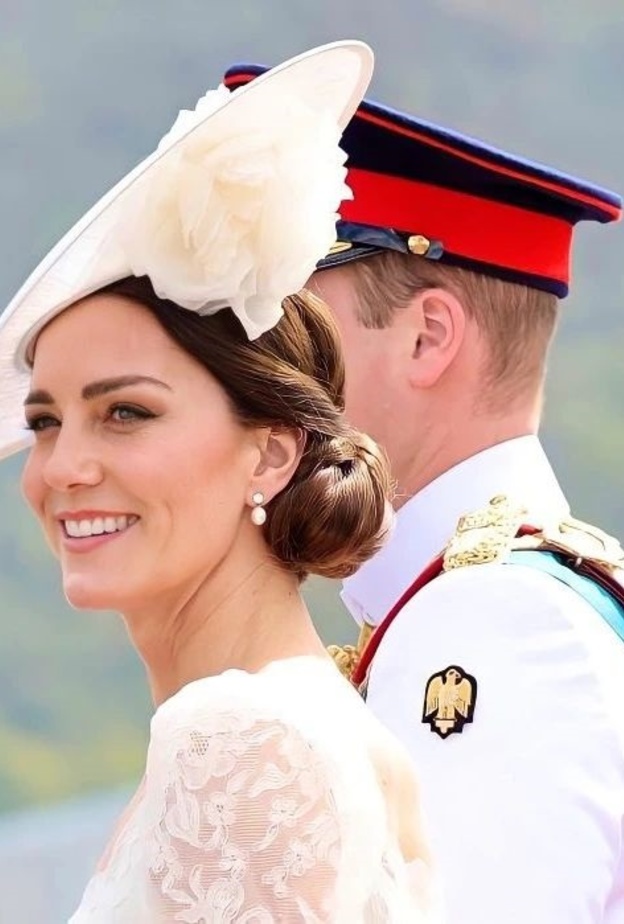 اطلالات كيت ميدلتون الجمالية بالقبعة الملكية مع تسريحات شعر الكعكة الجانبية