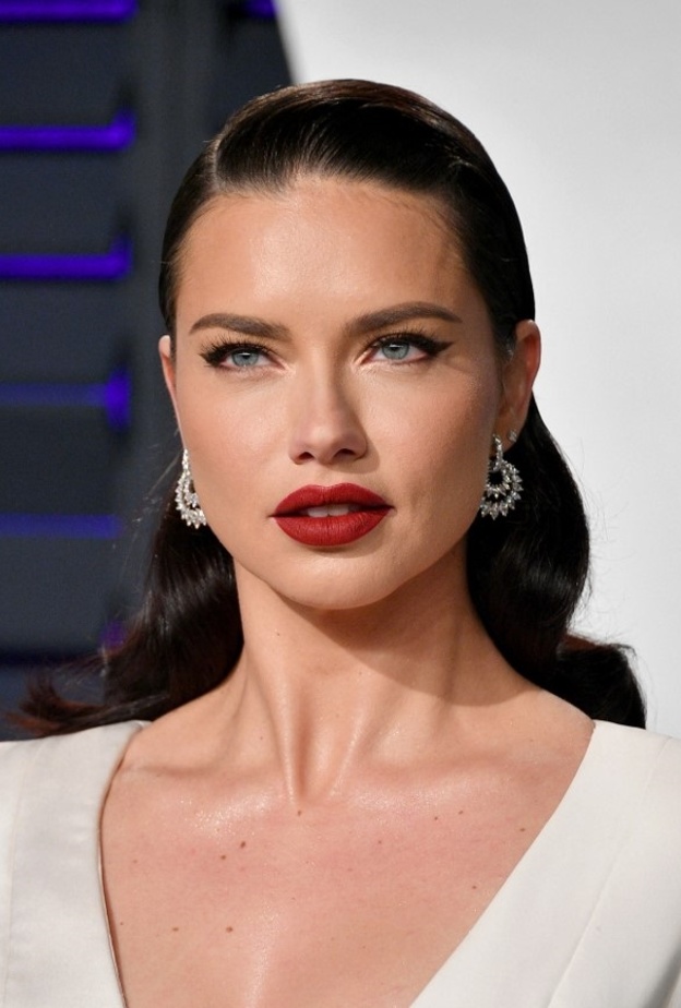 صور أجمل إطلالات ادريانا ليما الجمالية بعد ظهورها بمرحلة الحمل