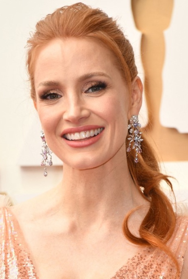 اطلالة  Jessica Chastain بمكياج مشرق وتسريحات شعر مرفوعة