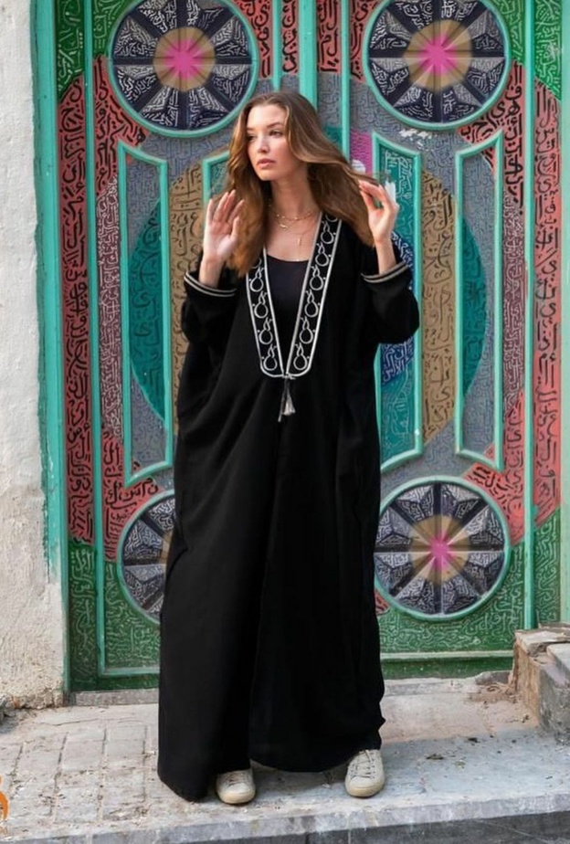 الموديل Alyssa Arce تتألق بأزياء سعودية في سباق "فورمولا1 "