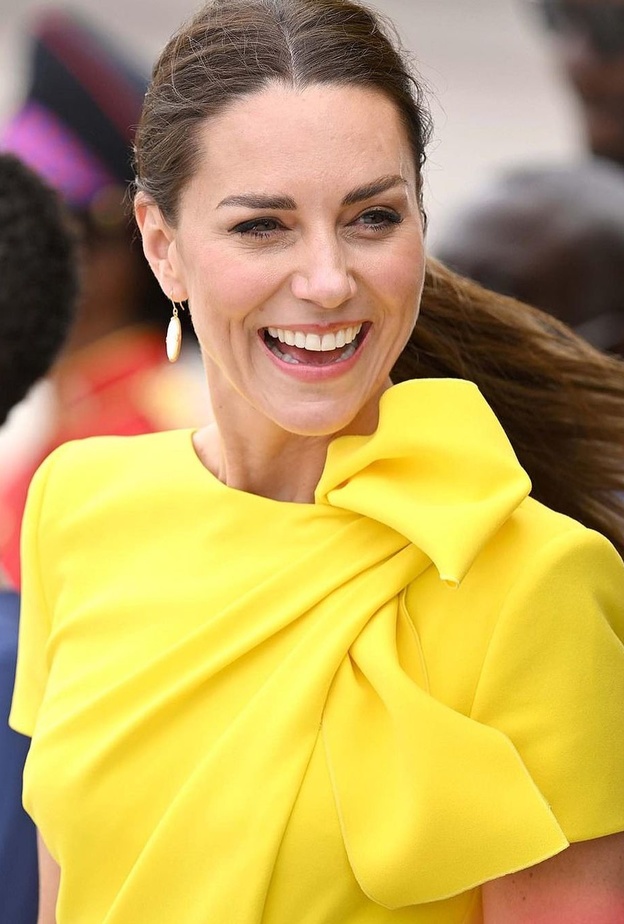 صور كيت ميدلتون تتألق بإطلالة جمالية خارجة عن المألوف أثناء جولتها الملكية