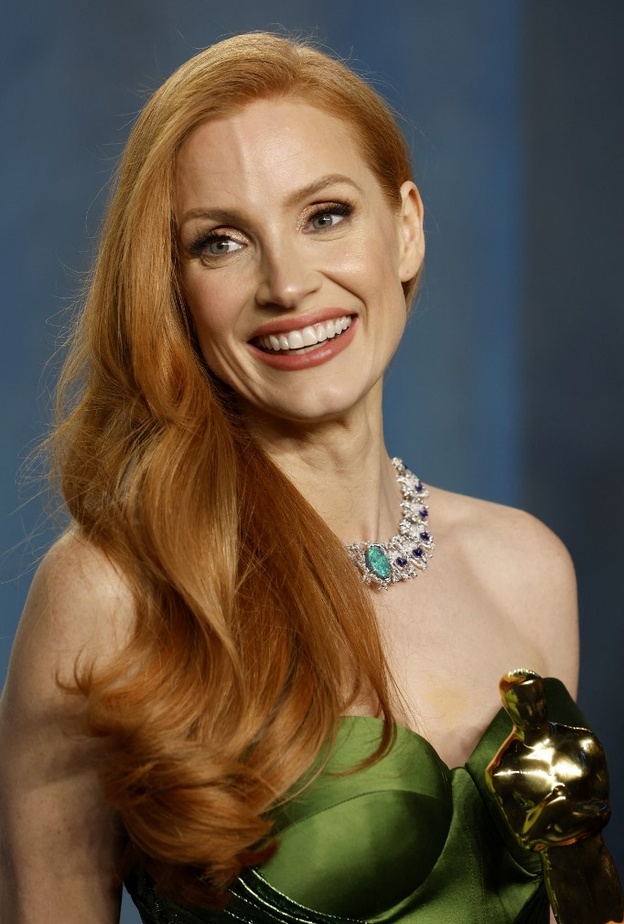 اطلالة Jessica Chastain بمكياج مشرق وتسريحات شعر جانبية