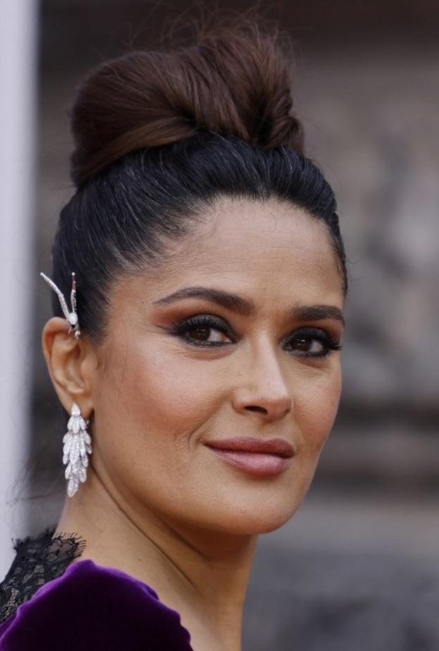 اطلالة Salma Hayek يمكياج سموكي اسود مع تسريحات شعر الكعكة