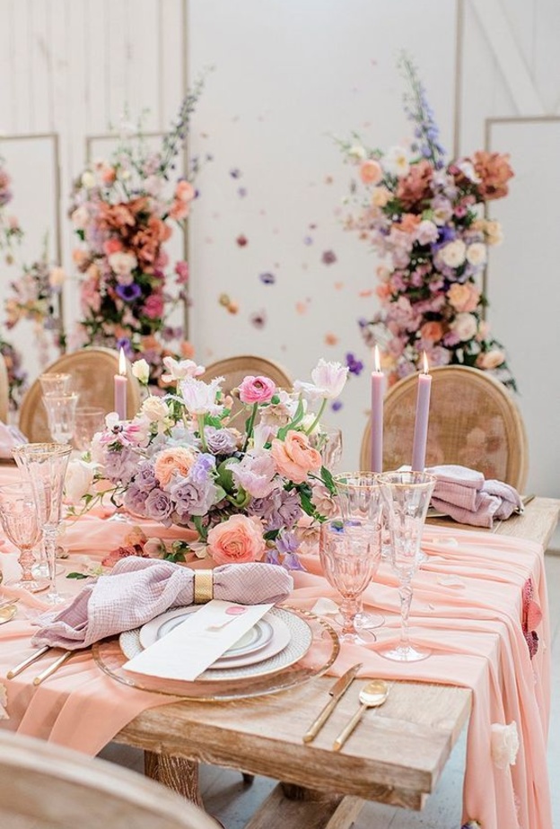 اعتمدي على الوان الباستيل في زينة طاولات الزفاف
