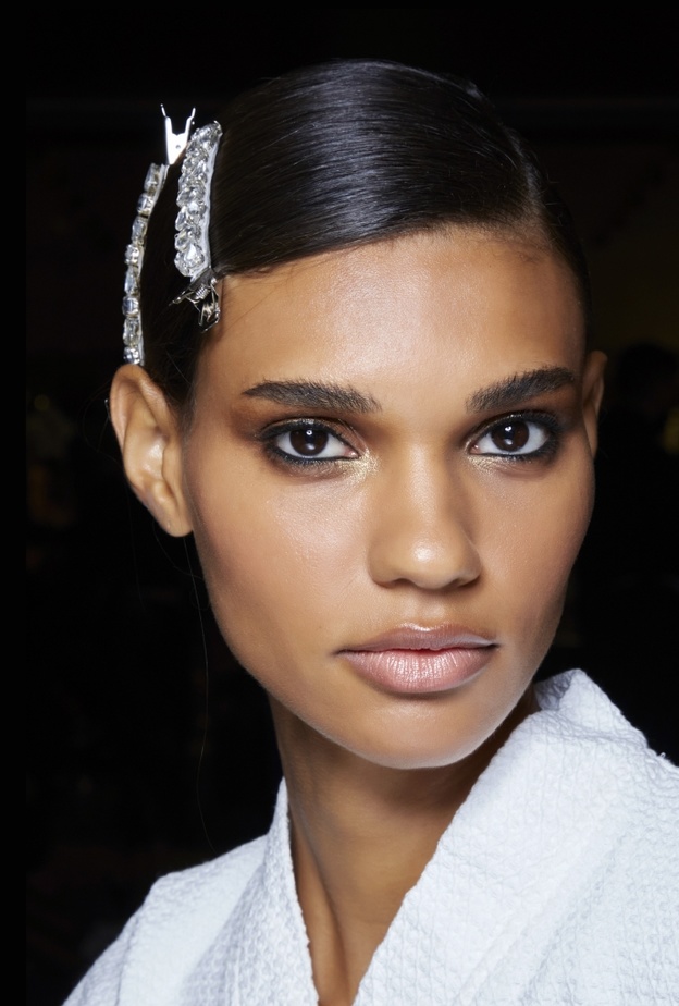 اكسسوارات شعر مع الدبابيس العريضة من دار Tom Ford