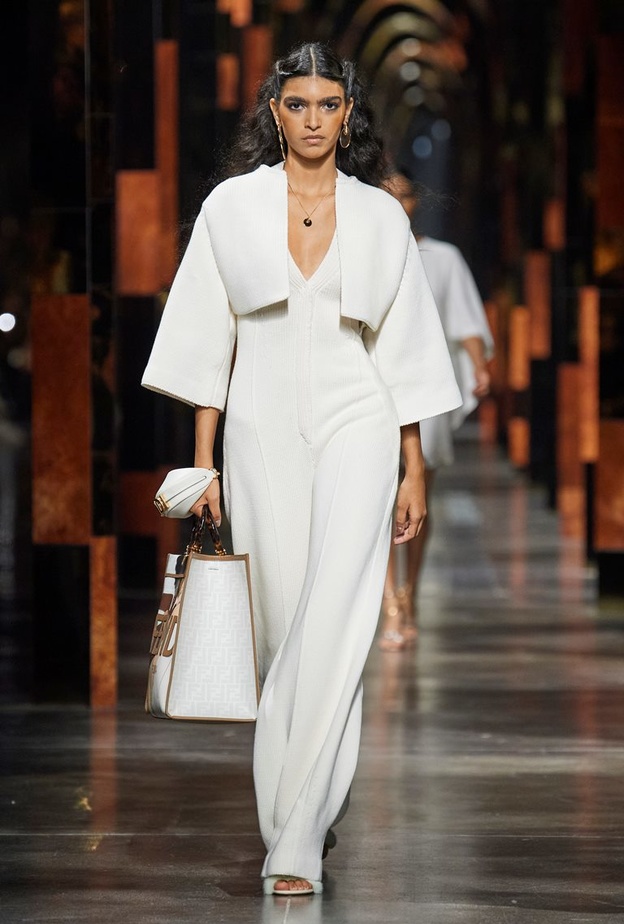 الجمبسوت الأبيض من Fendi الذي تميّز بتصميمه البسيط والأنيق ومعه الجاكيت الكروب