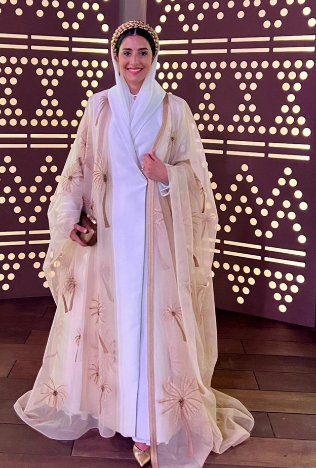 "حصة العجاجي" تتألق بزي تراثي أصيل في "كأس السعودية" من تصميم "أباديا"