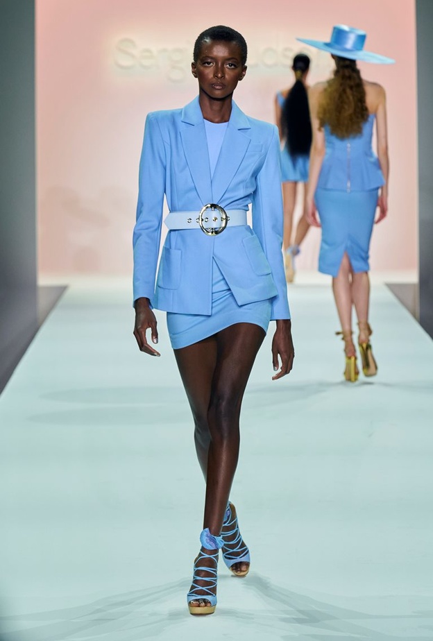 الفستان القصير مع البليزر وكلاهما باللون الأزرق الفاتح إضافة إلى الحزام لتحديد الخصر