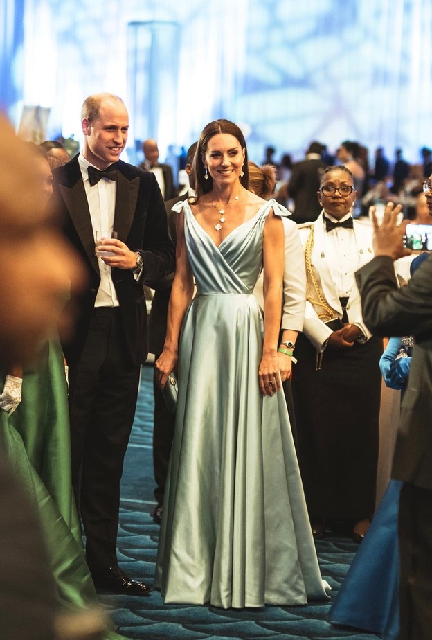 بدت كيت ساحرة بفستان سهرة من تصميم Phillipa Lepley