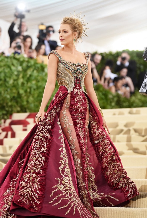 بلايك لايفلي بدت ساحرة بإطلالتها الملوكية عام 2018 من تصميم Versace