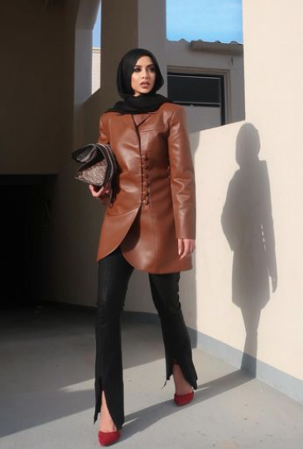 اطلالات عصرية للمحجبات في أزياء الجلد مستوحاة من سهى