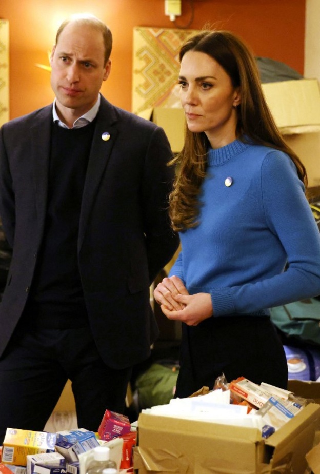 تألقت دوقة كامبريدج كيت ميدلتون بكنزة كشمير تميّزت بلونها الأزرق الفاتح وأكمامها الطويلة من Alexander McQueen