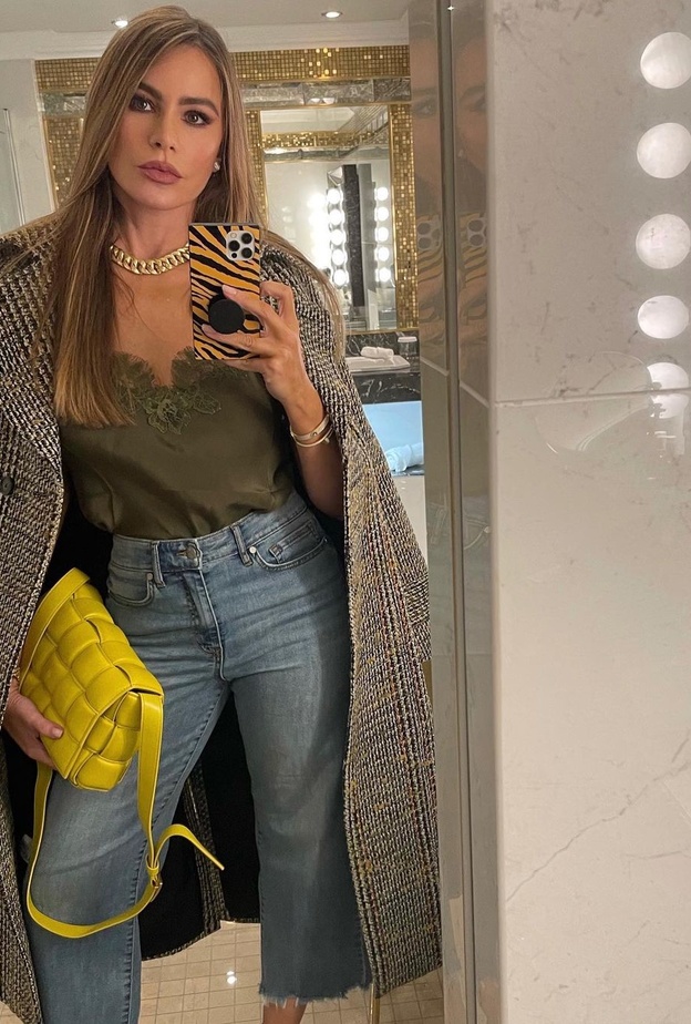 تألقت صوفيا بالبنطلون الدنيم مع التوب الستان والمعطف التويد الأنيق وبرزت حقيبة Bottega Veneta باللون الأصفر