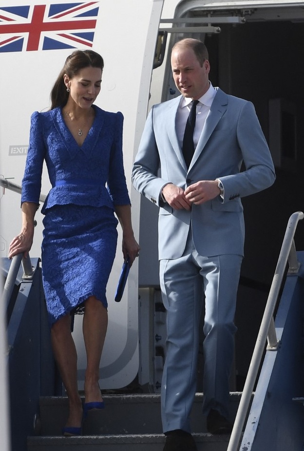 صور كيت ميدلتون بإطلالة باللون الأزرق الملكي في بداية جولتها الكاريبية 