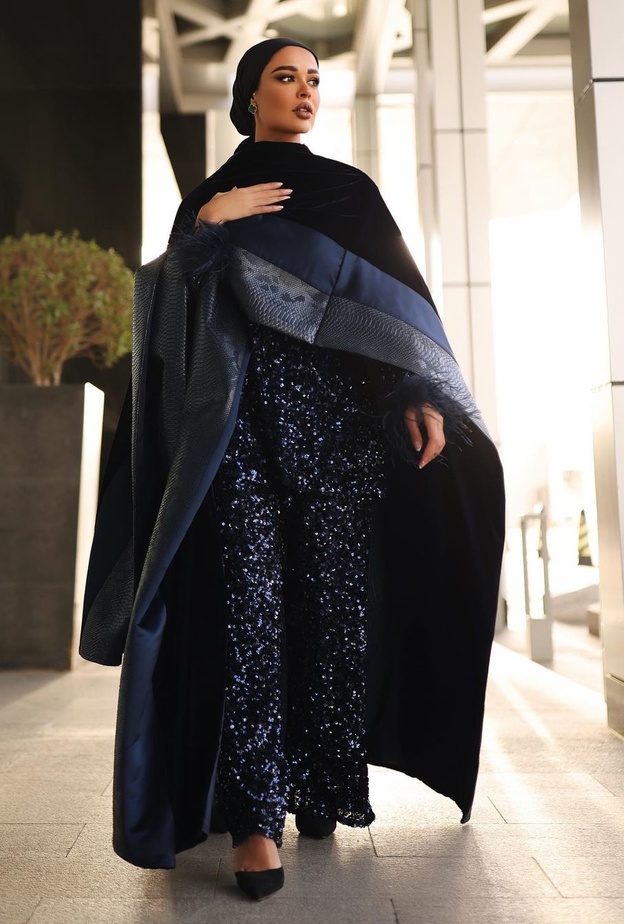 تألقت مرمر محمد بالبدلة المزيّنة بالترتر اللامع الأسود