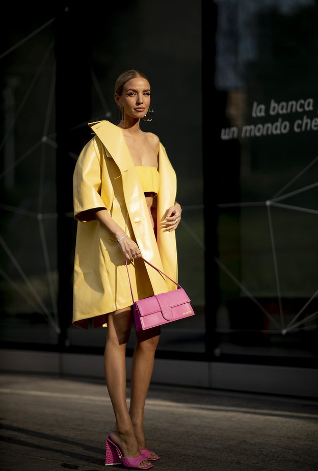 أفكار لتوظيف اللون الأصفر في اطلالات ربيع 2022