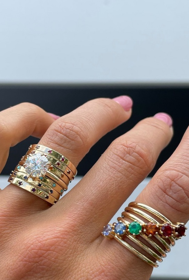 تألقي بتصاميم خواتم السترين المناسبة لصيحة التكديس (1)