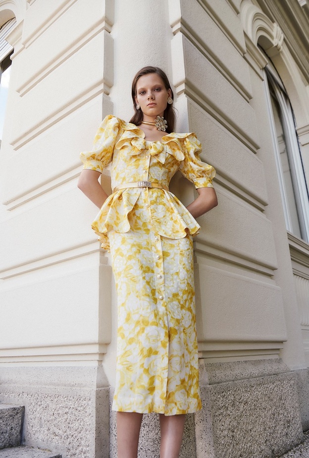 تألقي في ربيع 2022 بفستان Alessandra Rich الذي تميّز بلونه الأبيض والأصفر