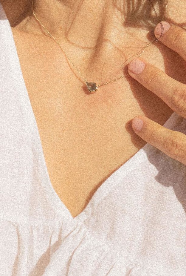 تألقي مع القلادات المرصعة بأحجار الإسبنيل (2)