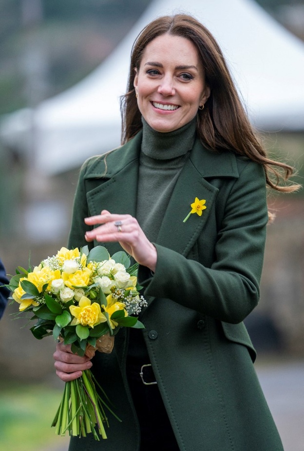 تخلّت كيت عن الجاكيت الكاكي وإستبدلته بمعطف زيتي طويل وأنيق من ماركة Sportmax