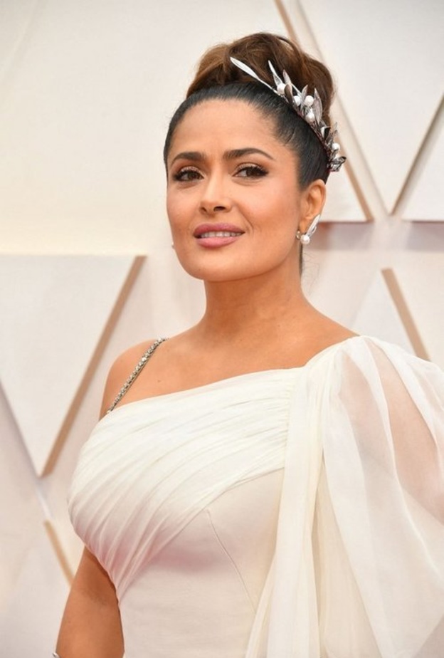 تسريحات شعر راقية لفساتين الأوف شولدر من وحي النجمات