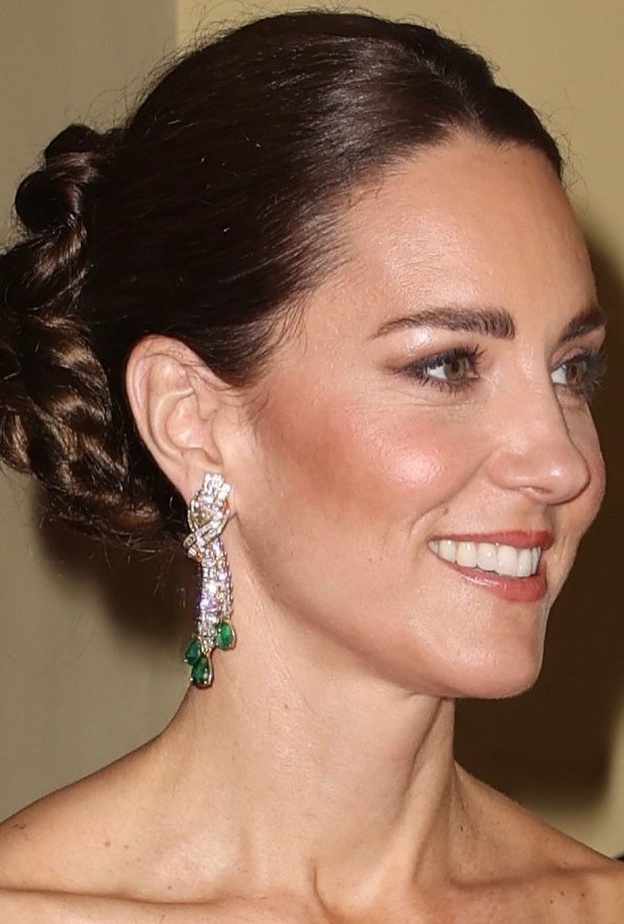 تسريحات شعر كيت ميدلتون مرفوعة مع ضفائر الكعكة- الصورةمن صفحة life.of.a.duchess