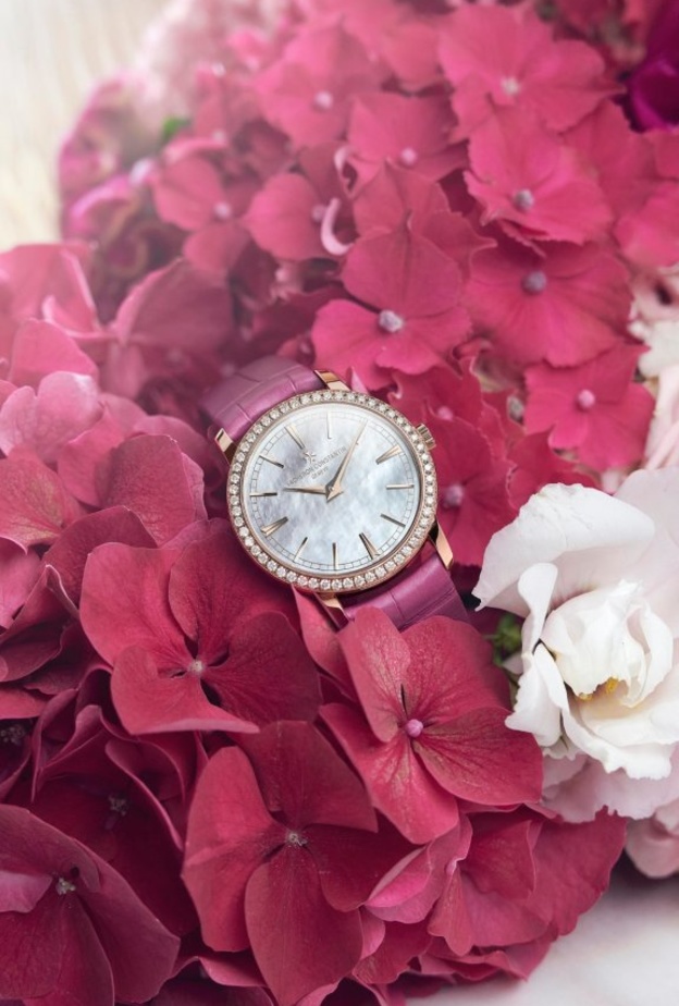 تصاميم ساعات يد نسائية للمرأة العاملة في يوم المرأة العالمي