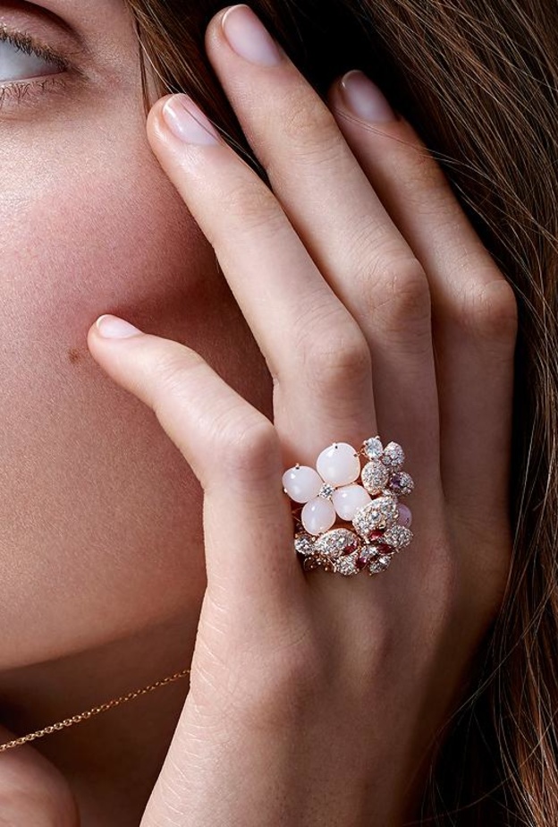 تصاميم مجوهرات من وحي الورود تزين اطلالات الربيع بعطرها الساحر